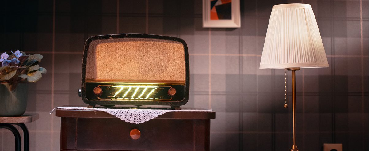 Vintage radio and lamp on wooden table.